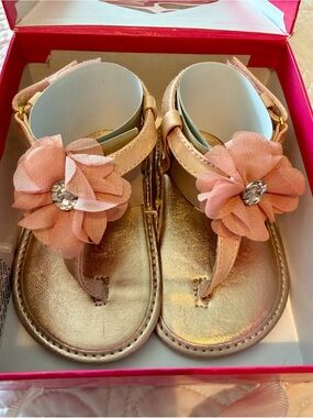 Stuart Weitzman “My First Weitzman” Pink w/ Flower Baby Girl Sandals. New in Box